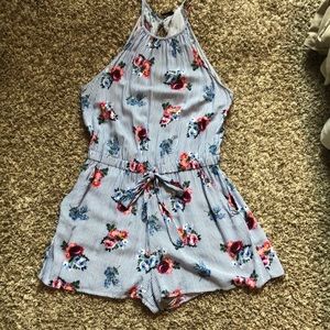 💕🌸EUC worn once floral romper w/ pockets